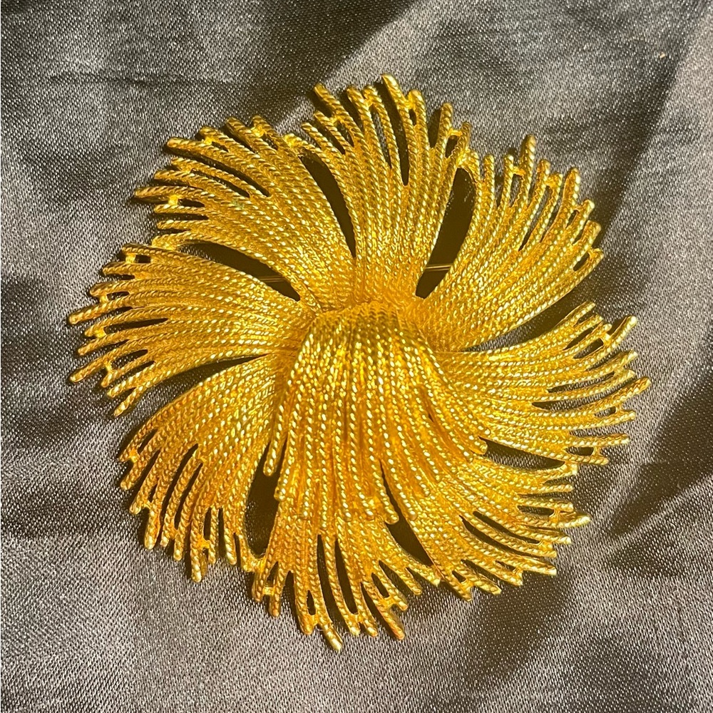 ©Monet Brooch Gold Tone Tassels Pendant Pin Vintage Collectible